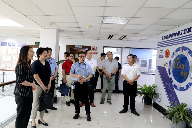 2020年7月14日，時任浙江省總工會黨組成員、副主席張衛(wèi)華一行蒞臨景興紙業(yè)調(diào)研推進(jìn)新時代產(chǎn)業(yè)工人隊伍建設(shè)改革工作
