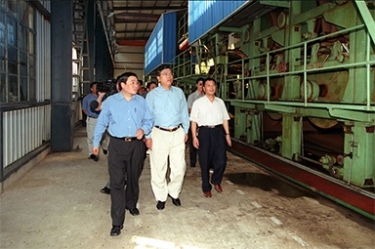 2000年9月19日，時任浙江省委書記張德江一行視察公司