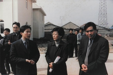 2001年2月20日，時任國家環(huán)保局副局長汪紀戎一行視察公司