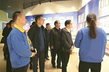 貴州省黔東南州委常委、榕江縣縣委書記賀代宏一行到公司參觀學(xué)習(xí)考察