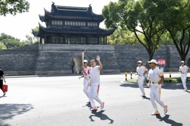 笑臉與熱情刷屏！這名火炬手是景興人！