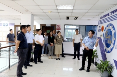 2020年7月29日，時任浙江省政協(xié)常委、社法委副主任、省總工會副主席、一級巡視員董建偉蒞臨景興紙業(yè)調(diào)研新時代工匠培育工作